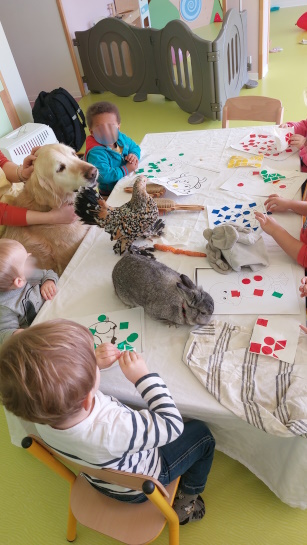 Jeux, dans une crêche,autour d'animaux et d'enfants